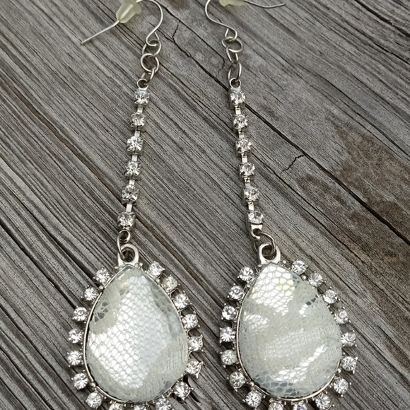 💥 CLOSET CLOSING SALE💥 Tear drop Earrings- NO COUNTER OFFERS!! - Picture 2 of 6